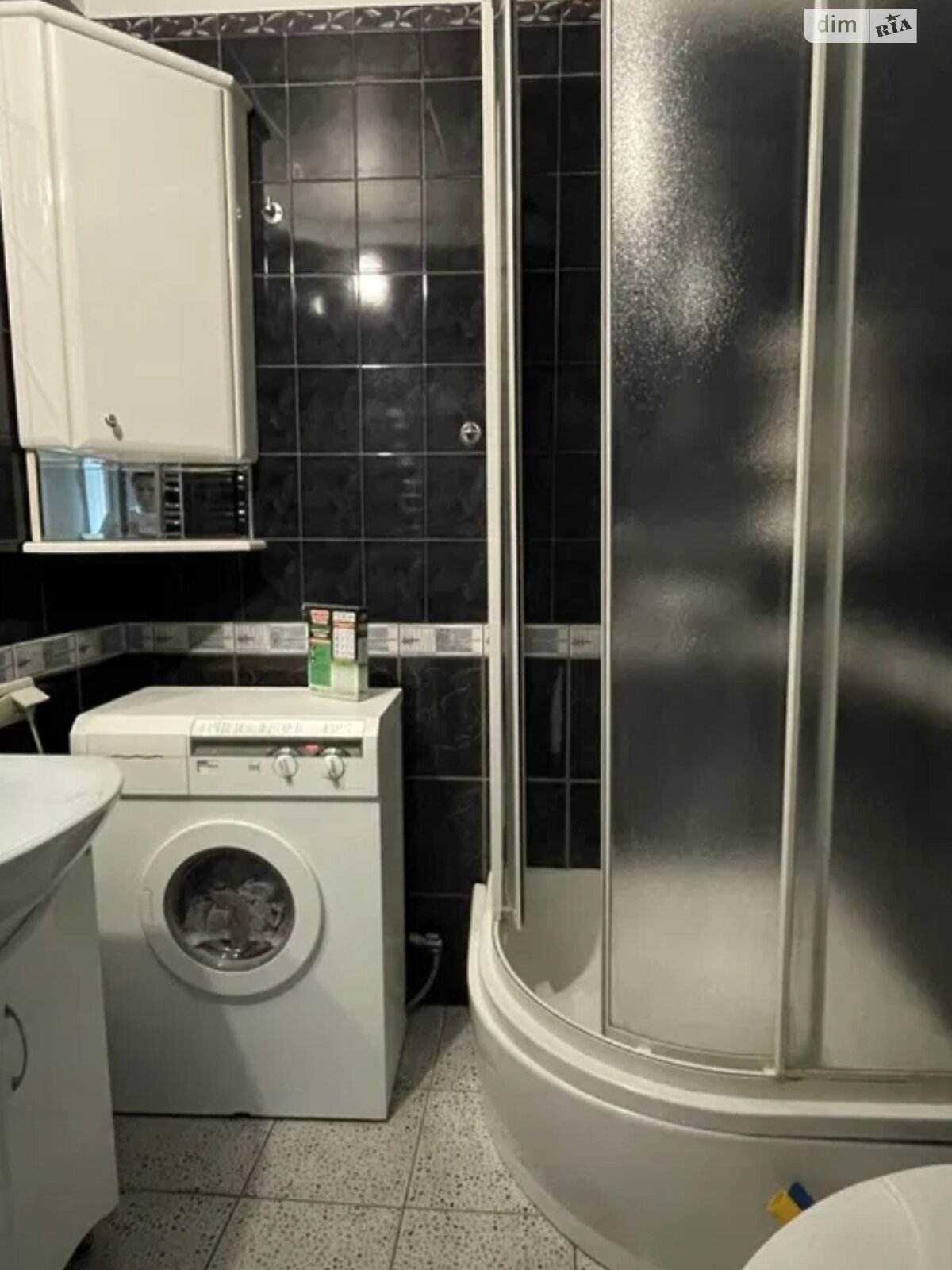 Comfortable Apartment with Separate Bathroom, Washing Machine, and Hot Water
