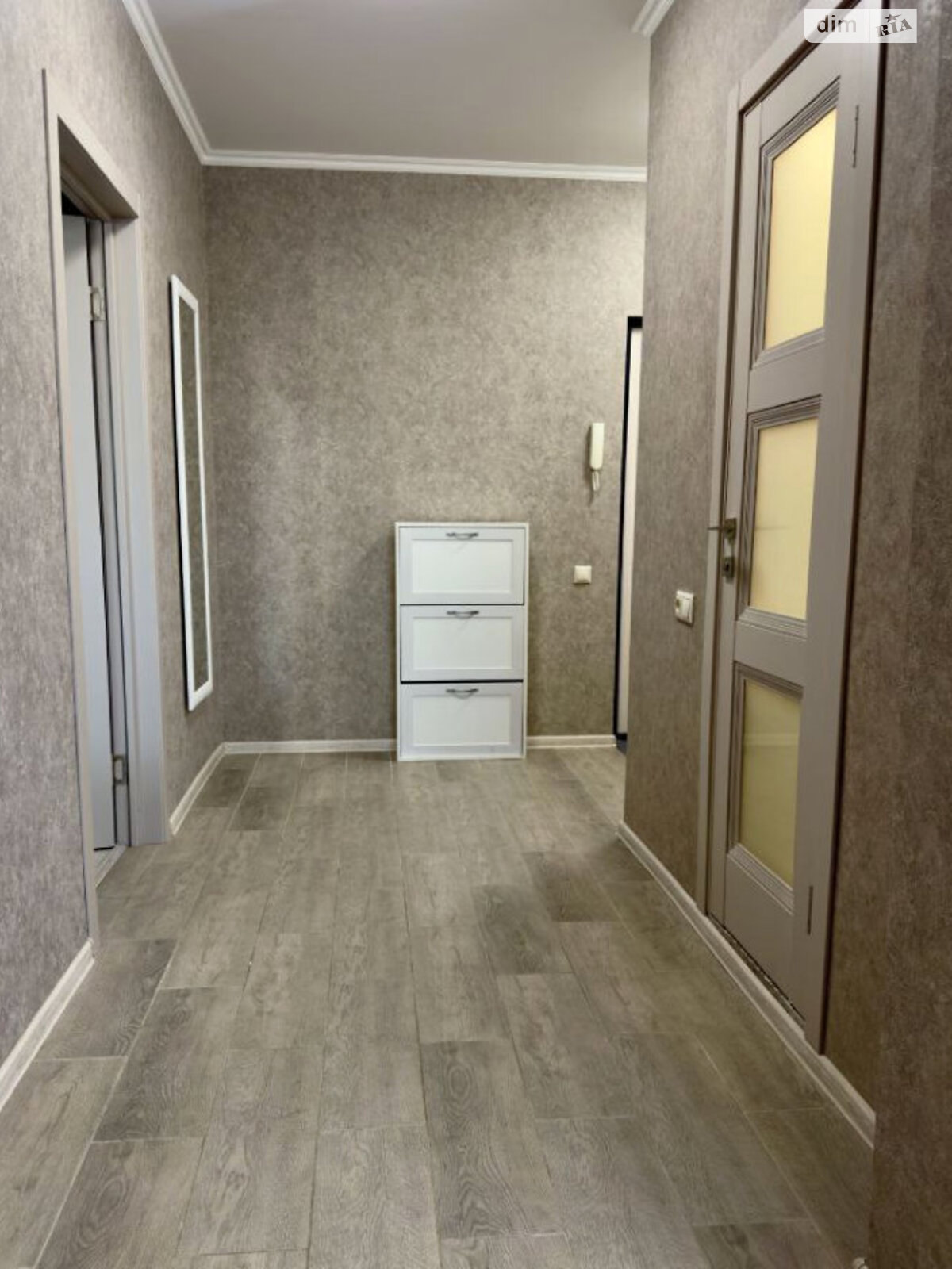 Spacious Apartment with Classic Renovation and Modern Amenities
