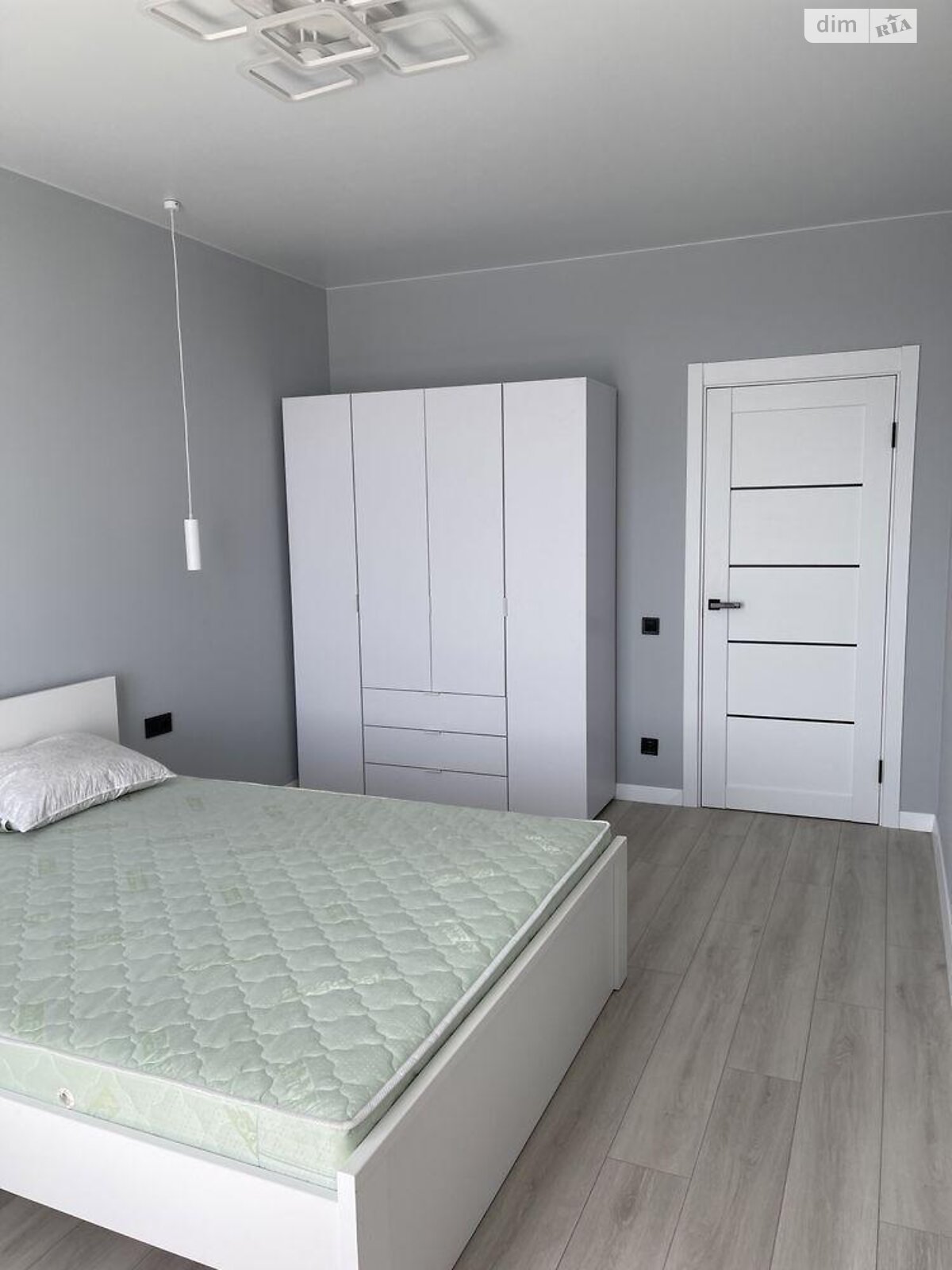 Modern 1-bedroom apartment with designer renovation and panoramic windows