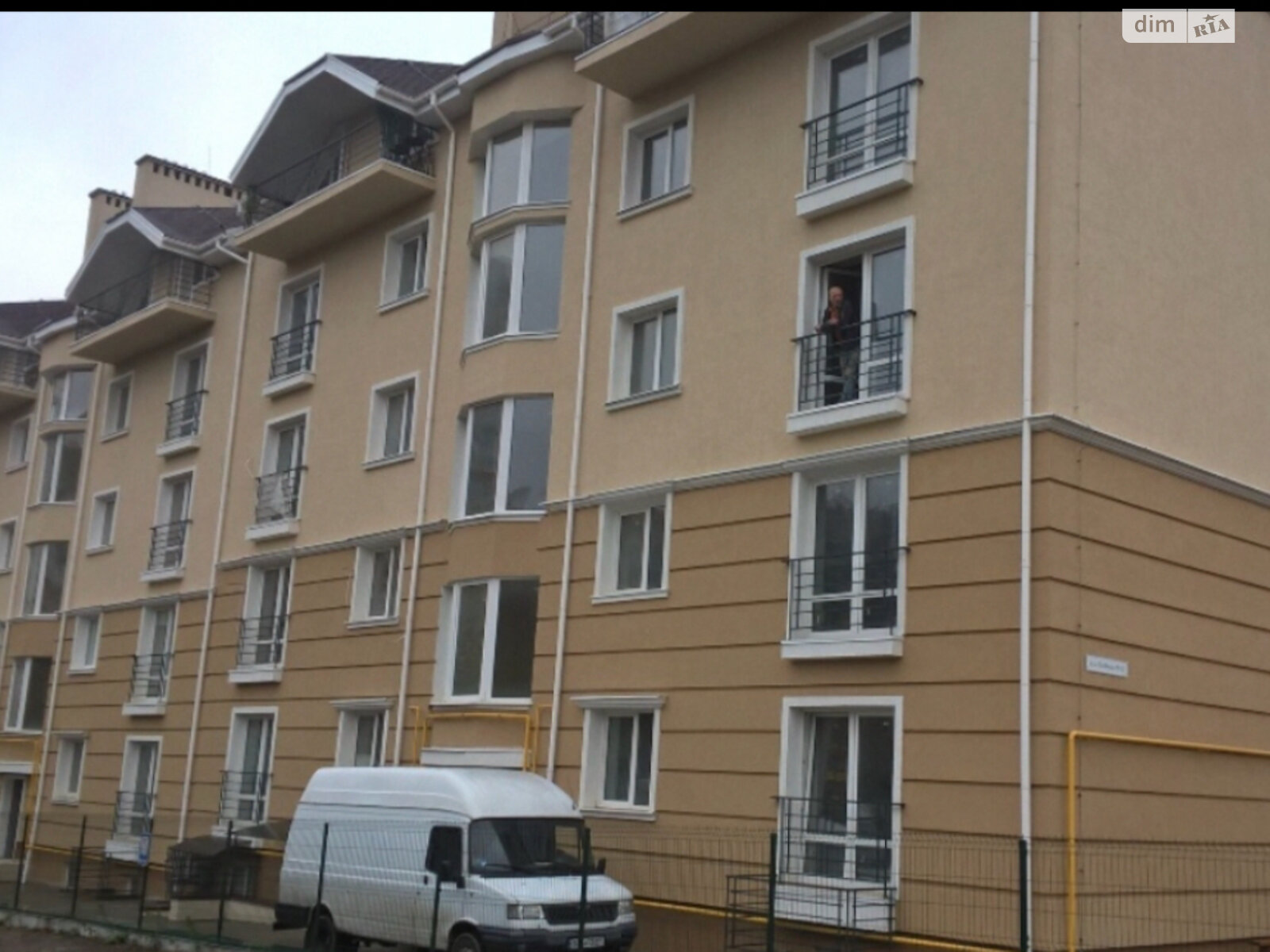2-Room Apartment in Club-Type House with Parking and Individual Heating