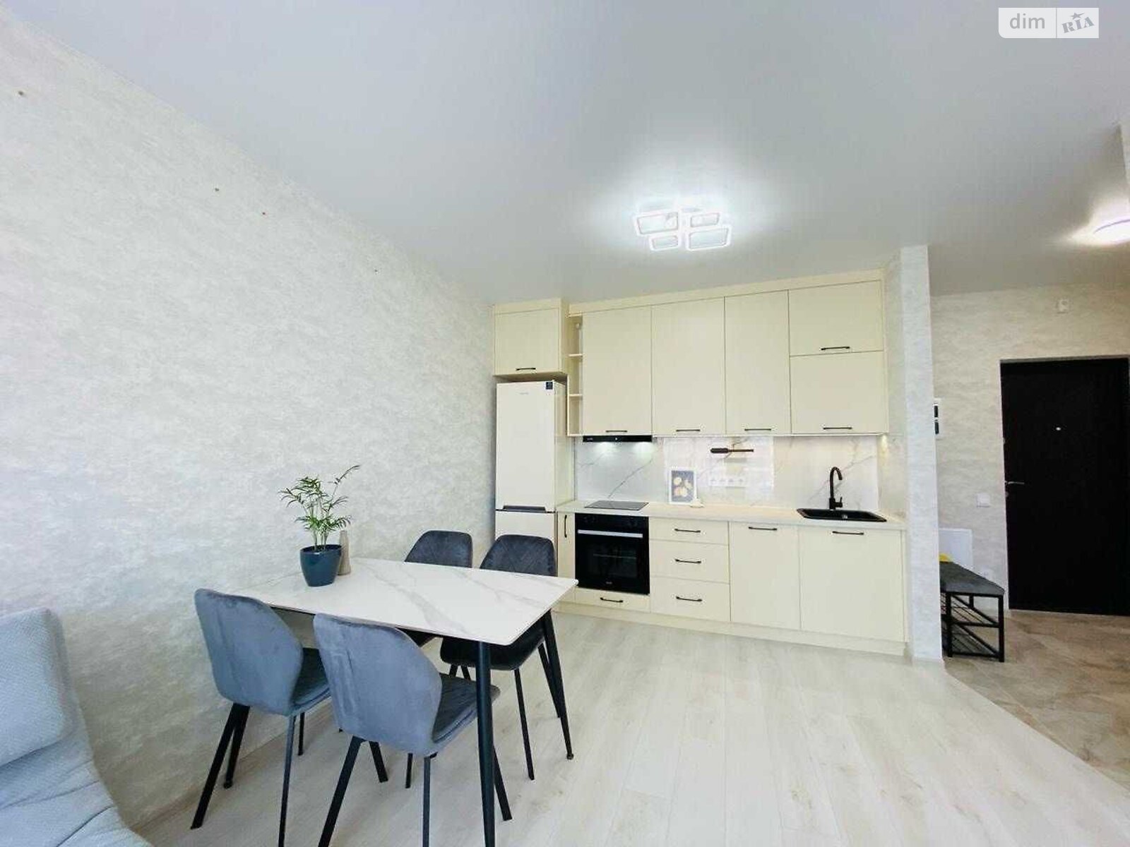 Modern Studio Apartment with Full Amenities near Retroville Mall