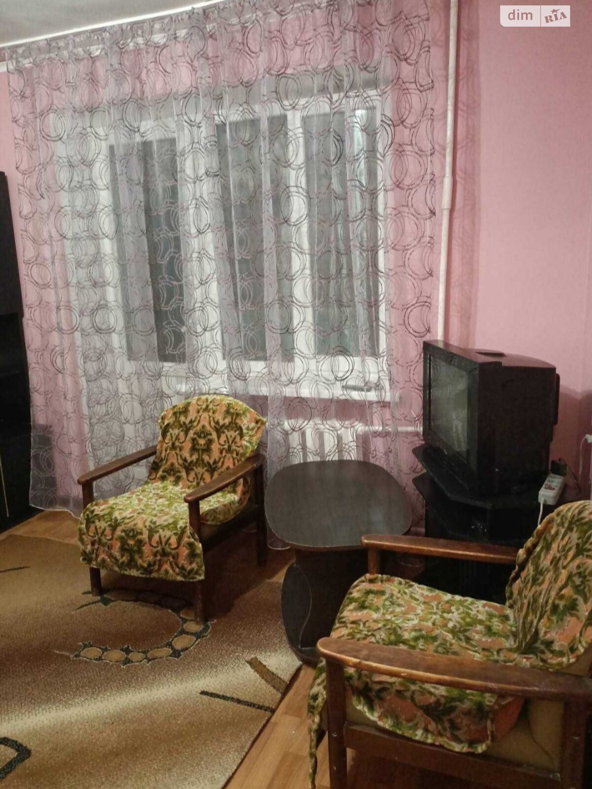 Қызыл қабырғалары және функционалды кеңістіктері бар жайлы пәтер