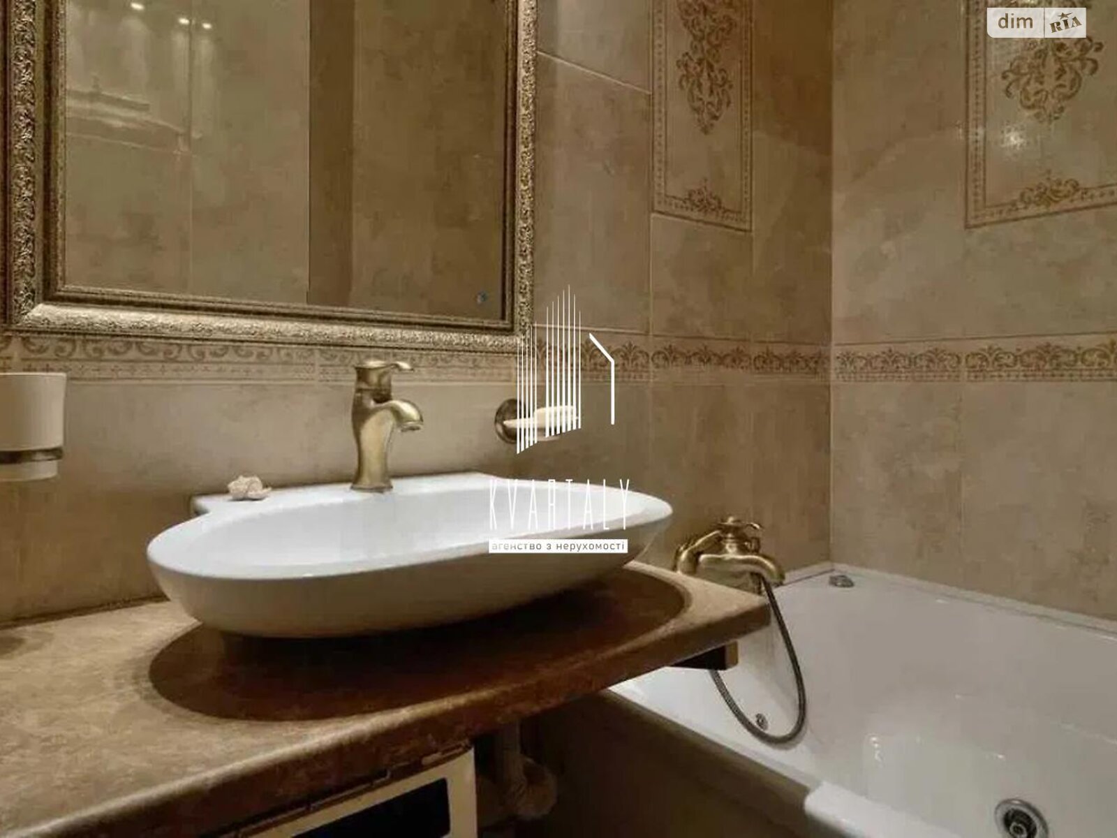 Stylish 2-Room Apartment with Venetian-Inspired Interior in Central Location