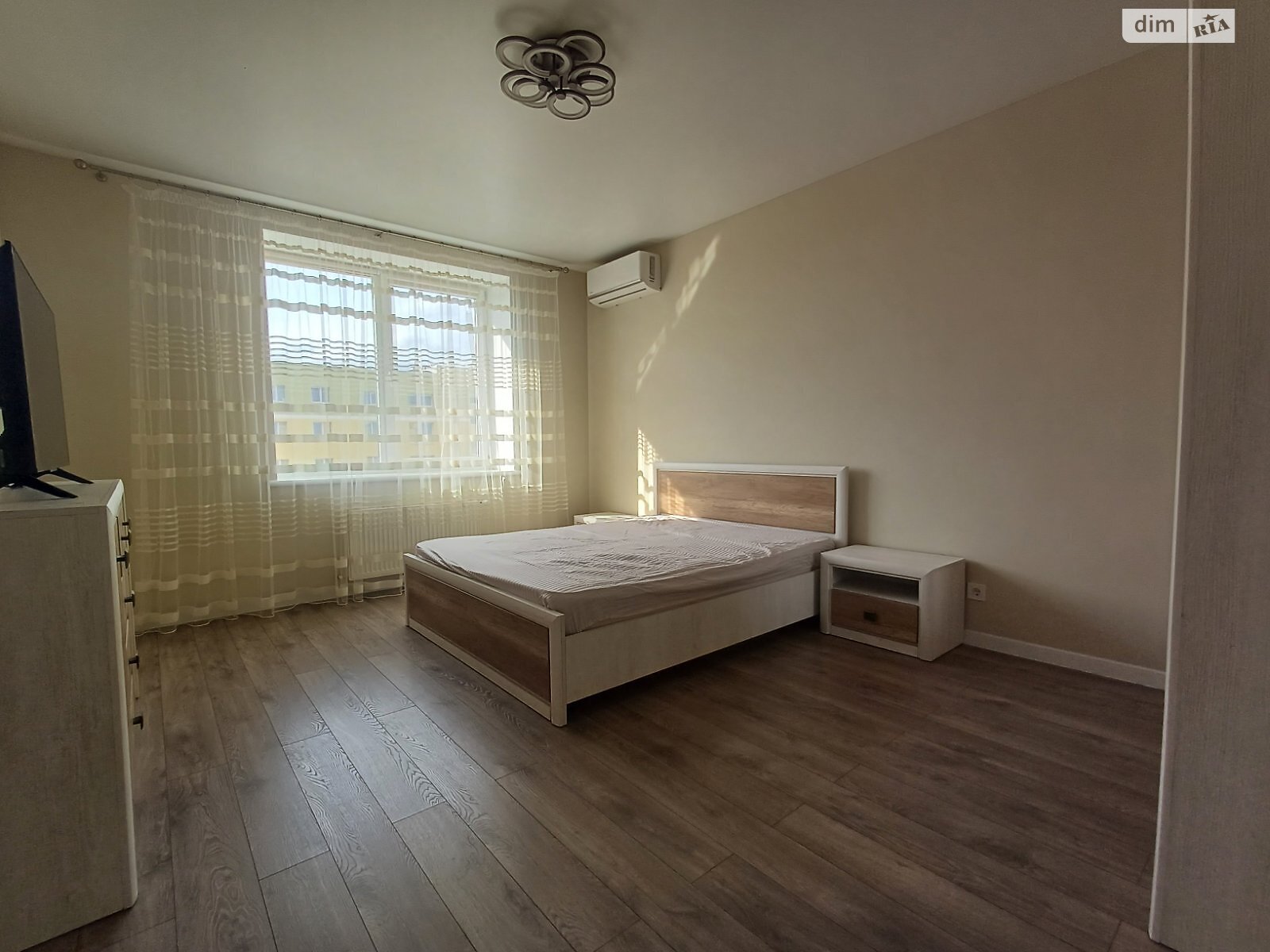 1-bedroom apartment with designer renovation near park