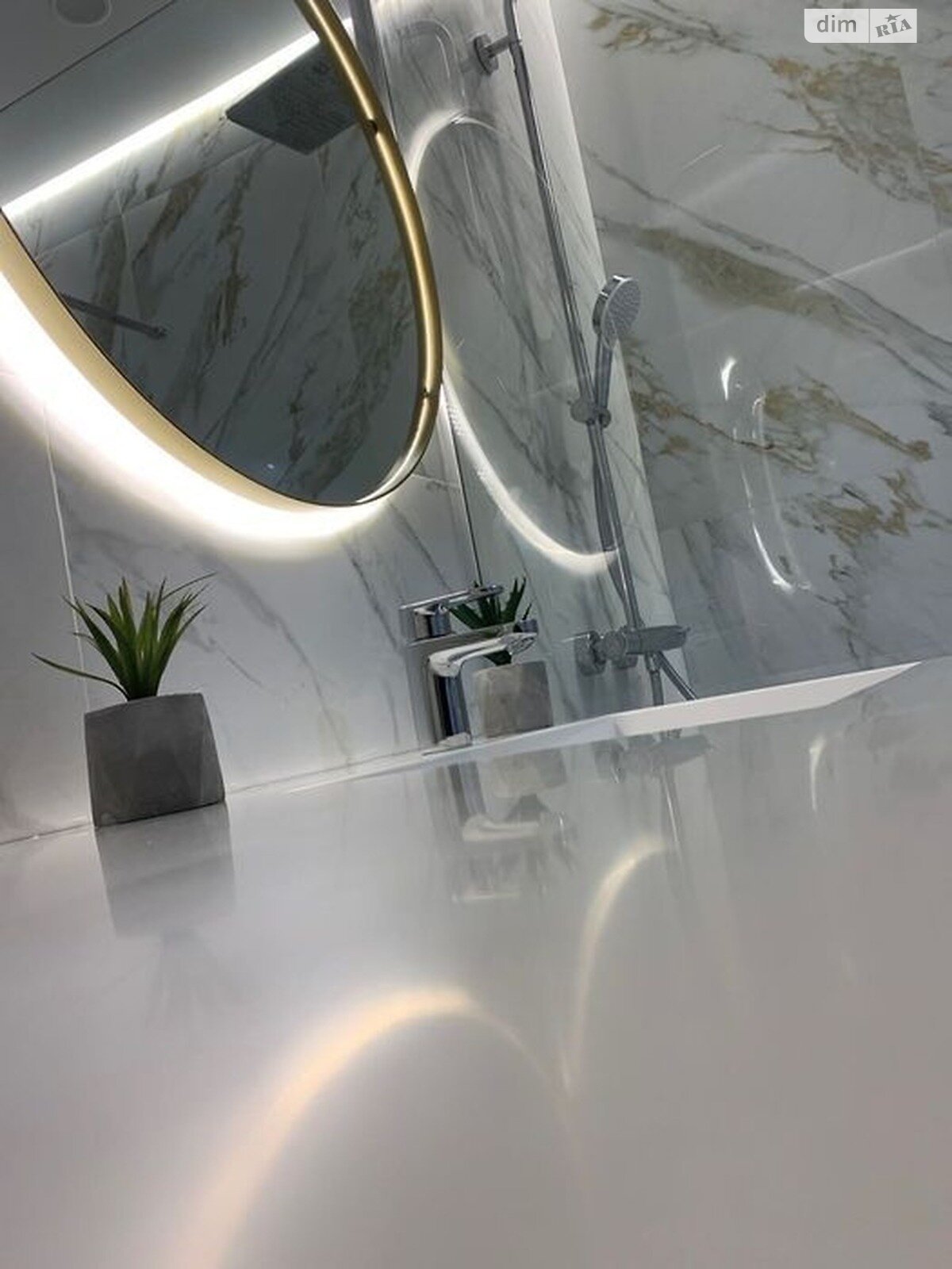 River Park кешеніндегі 2 бөлмелі пәтер дизайнерлік жөндеумен