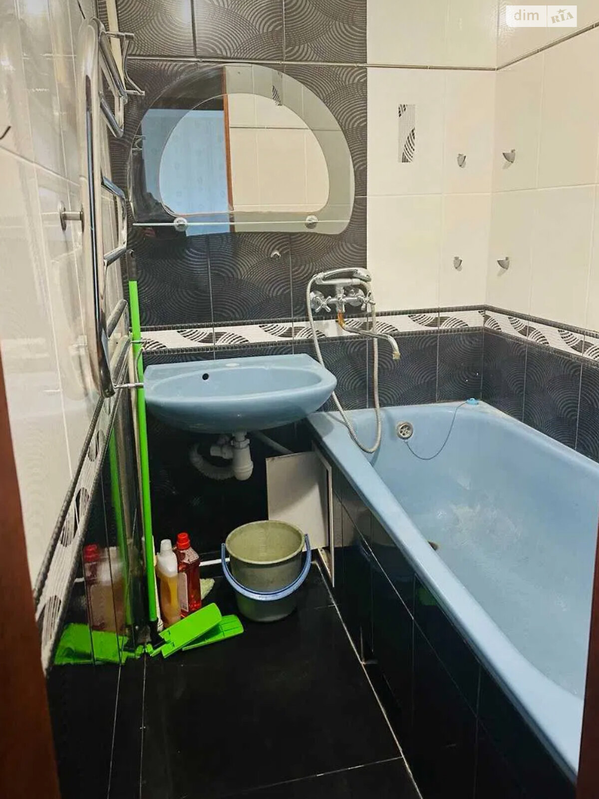 3-Room Apartment near Lisova Metro Station with Separate Rooms and Balcony