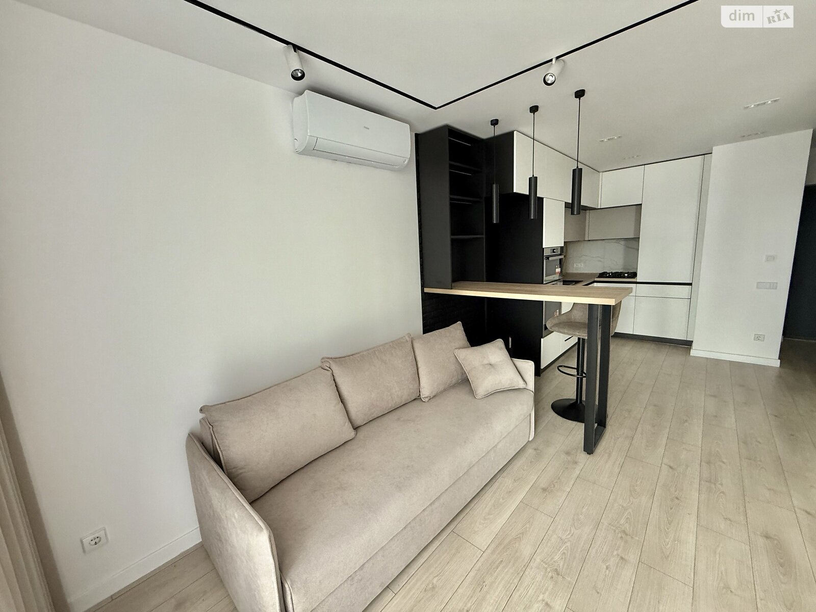 1-bedroom apartment with designer renovation on Green Street