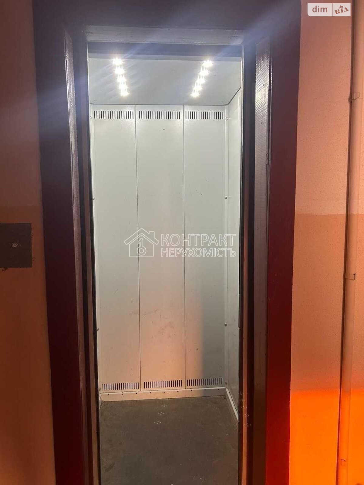 Spacious 3-Room Apartment with City View on Valentynivska Street