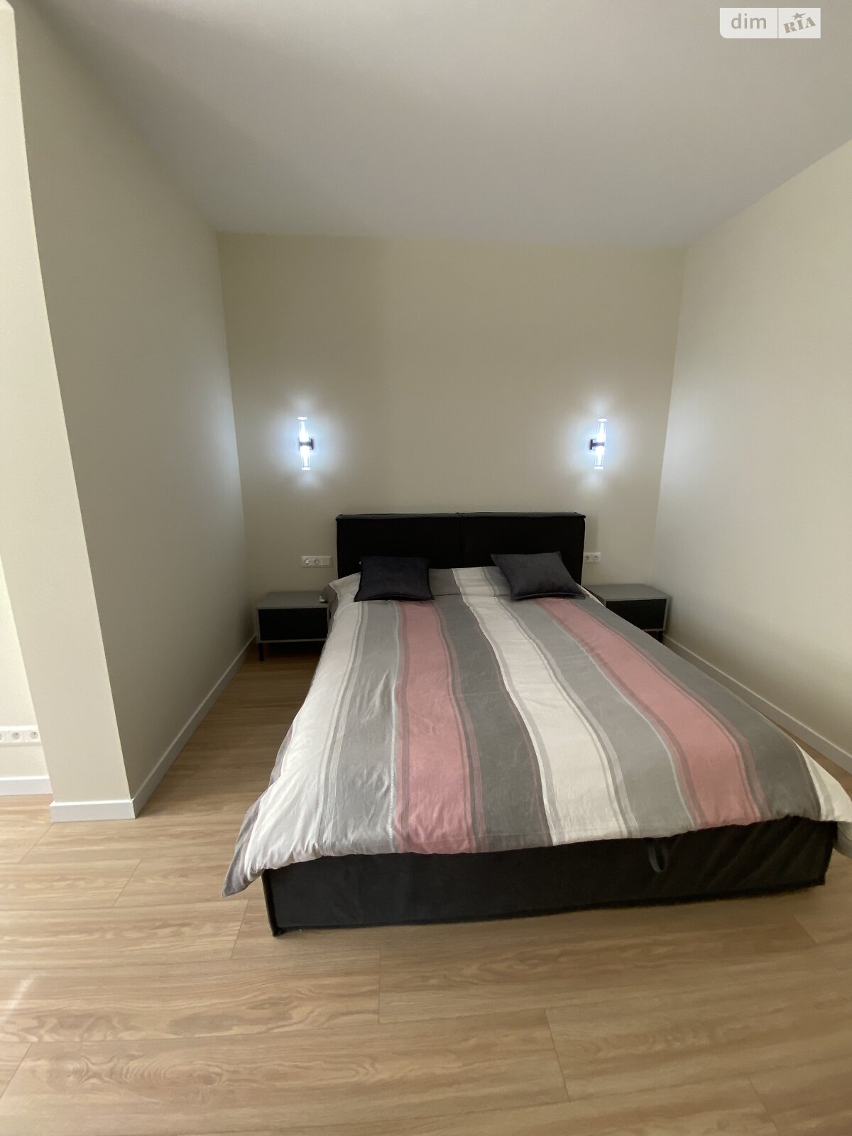 Two-room apartment near shopping center with designer renovation and full amenities