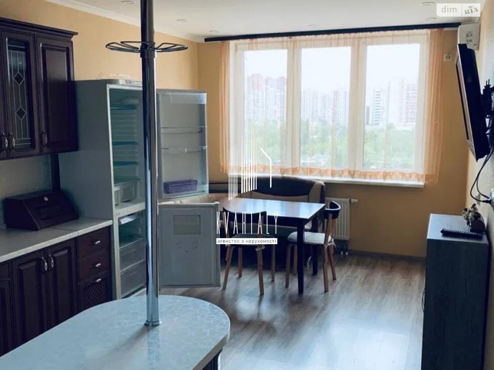 2-Room Apartment on Oleny Pchilky Street, 8th Floor, Well-Equipped