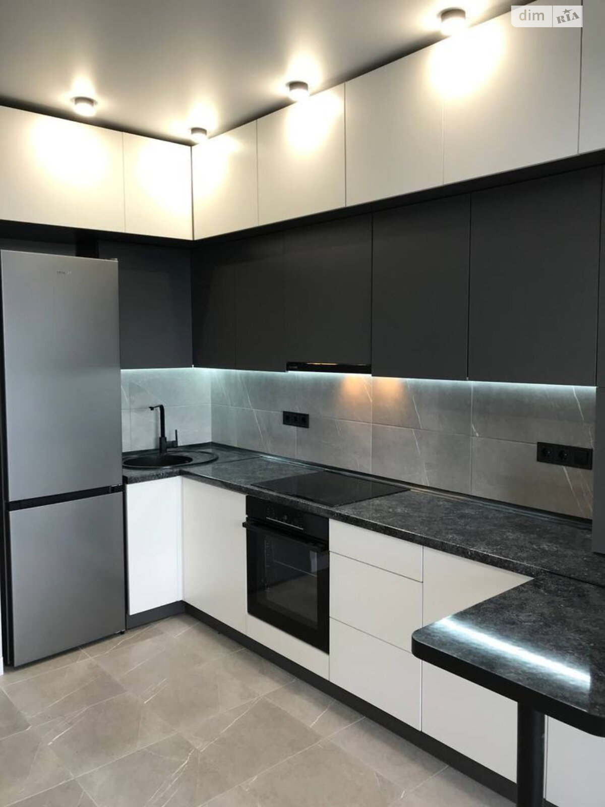 Modern 1-bedroom apartment with designer renovation and panoramic windows