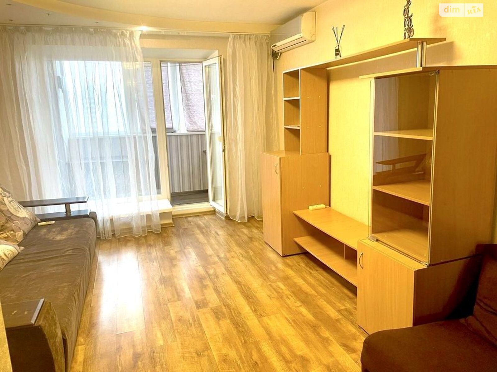 Warm Sunny 2-Room Apartment with Full Appliance Set