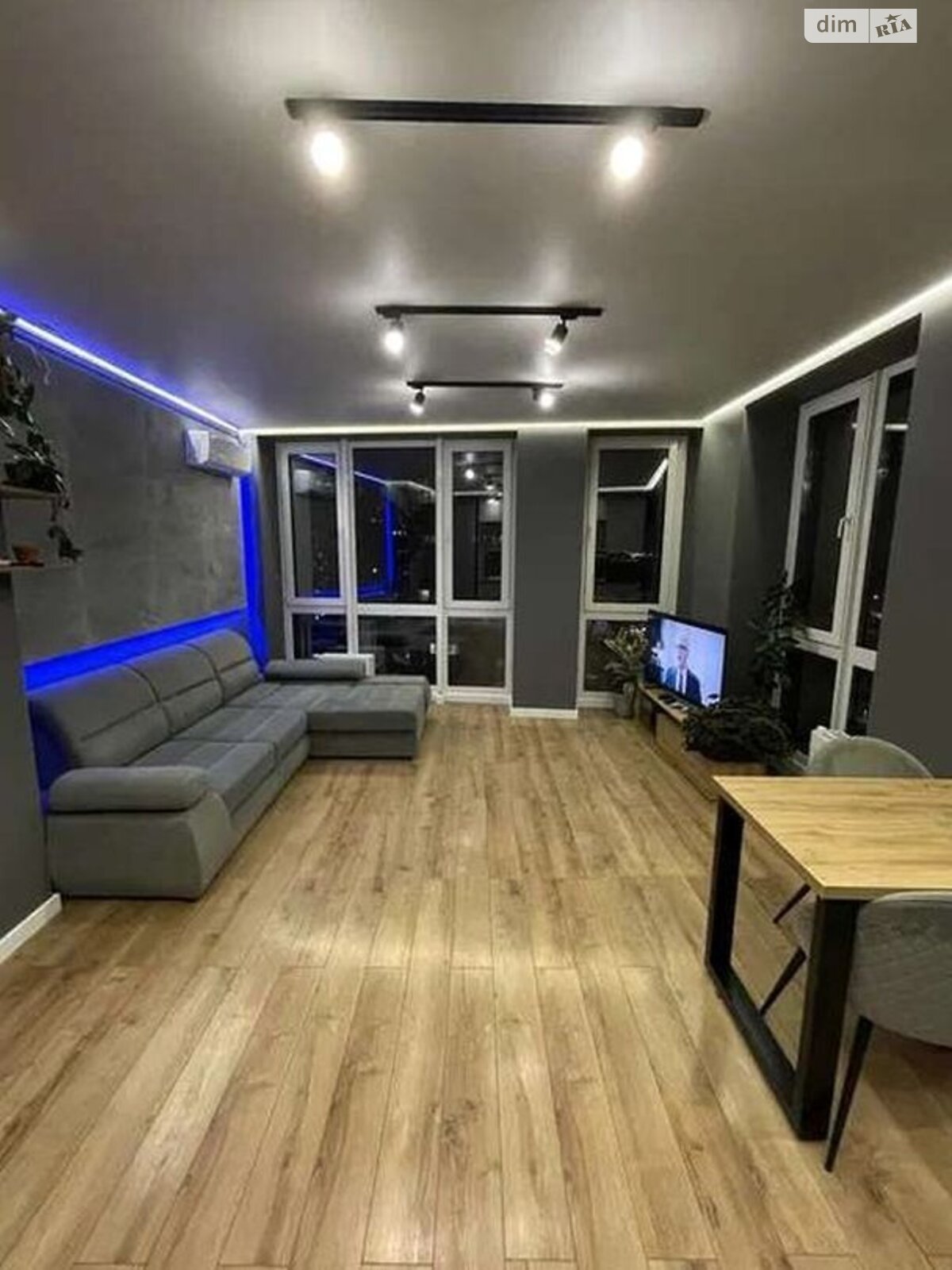 Modern Apartment with Designer Interior and Full Amenities