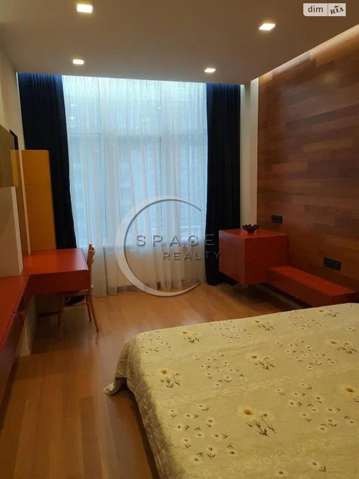 Spacious 3-bedroom apartment in Novopecherskie Lipki residential complex