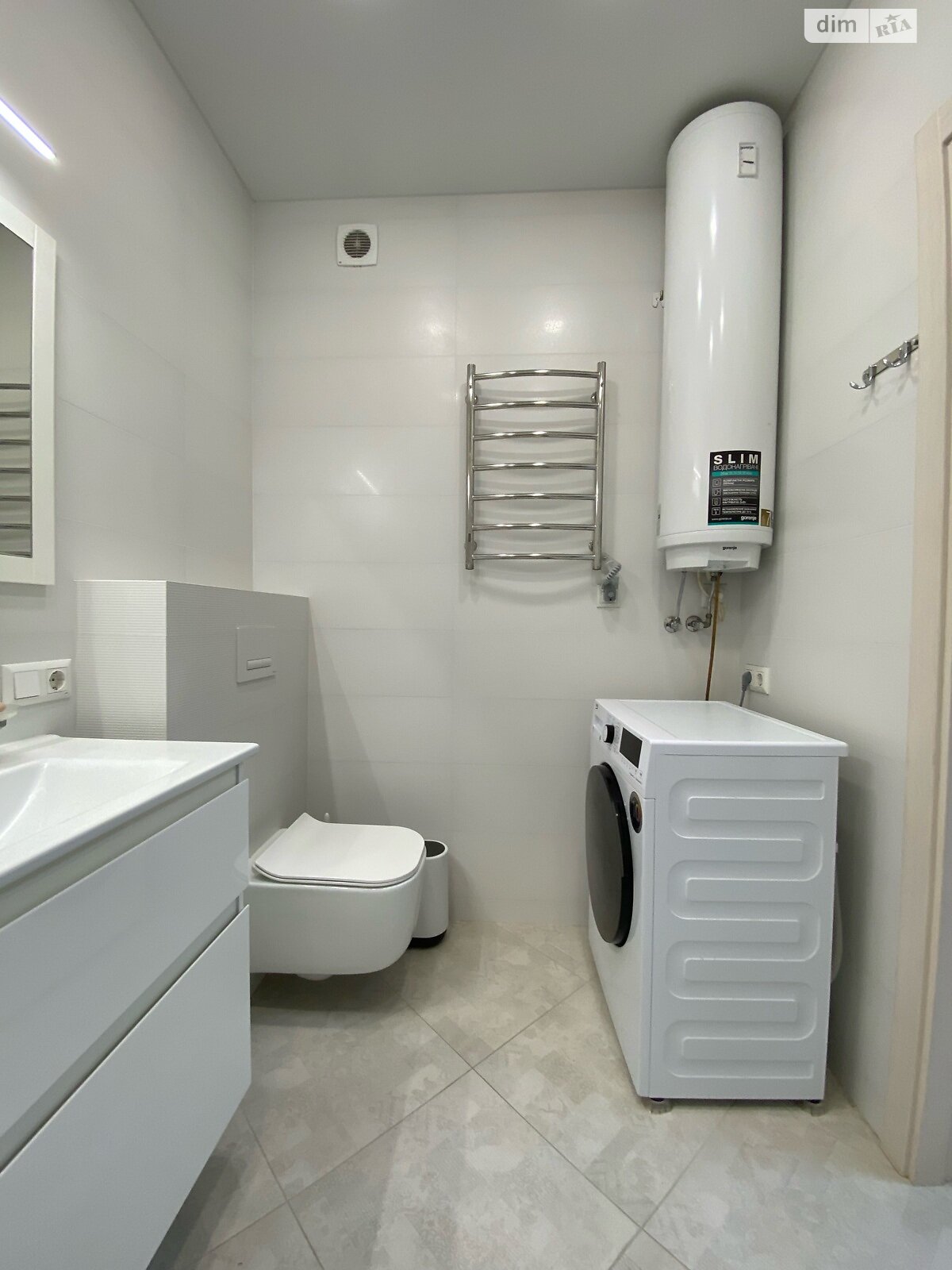 Spacious 1-Bedroom Apartment near Demiivska Metro with Modern Renovation