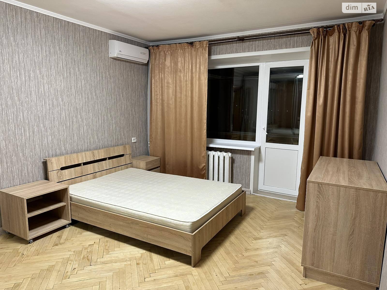 Борщаговская көшесіндегі 1-бөлмелі пәтер, тыныш аула, трамвай жанында