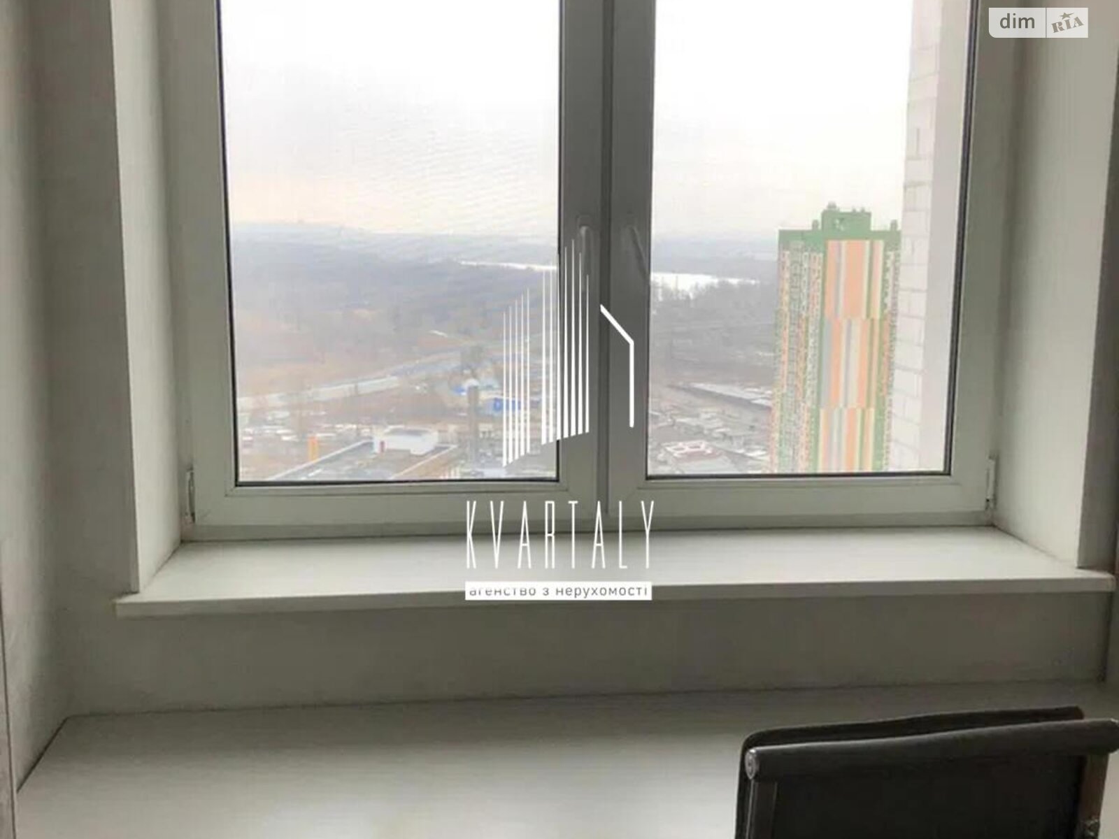 2-bedroom apartment in modern design, 25th floor, great location