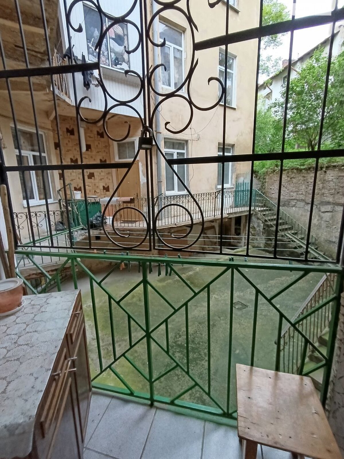2-Room Apartment near Vynnykivskyi Market in City Center