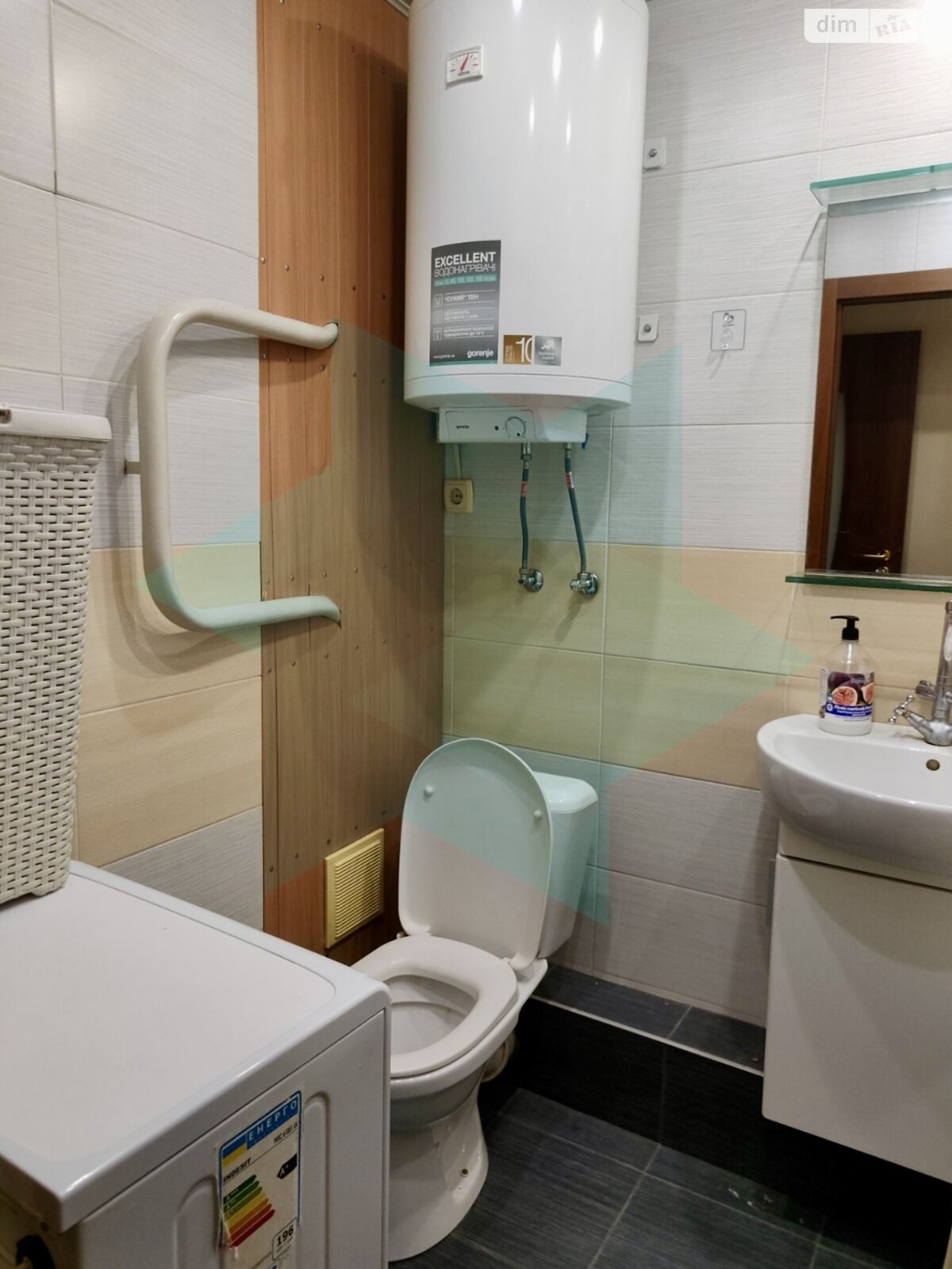 1-Bedroom Apartment near L. Globa Park with City Center Proximity