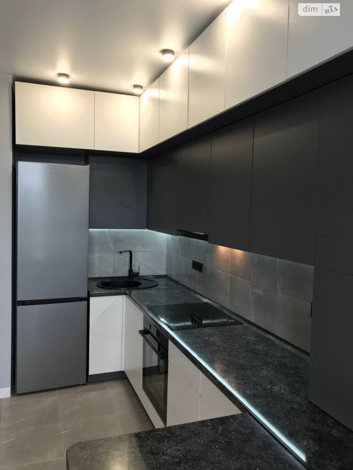 Modern 1-bedroom apartment with designer renovation and panoramic windows