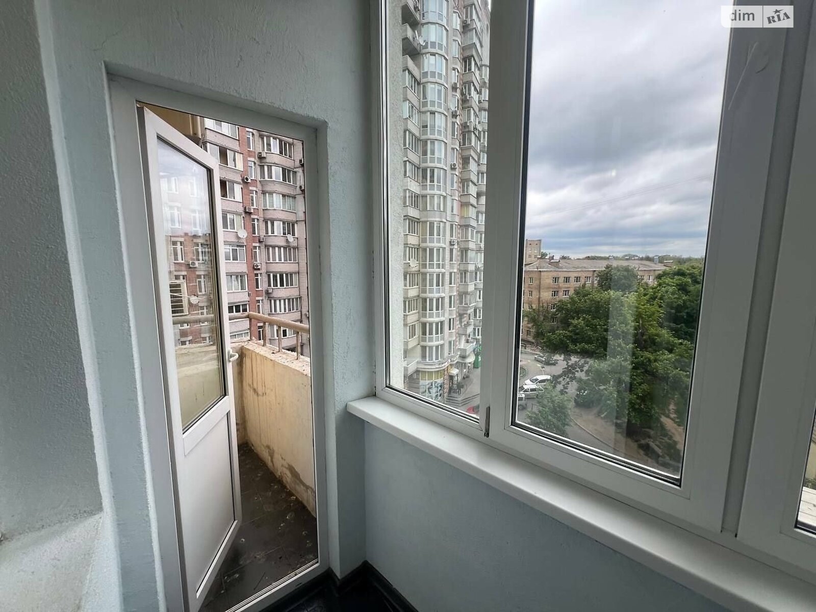Простора 2-кімнатна квартира з дизайнерським ремонтом