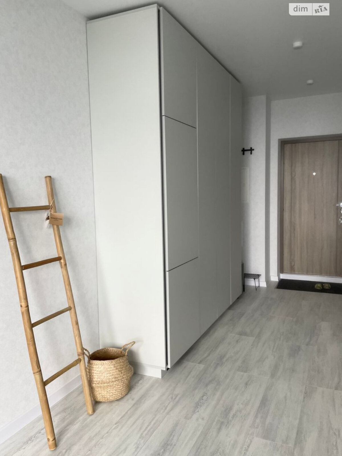 Modern Apartment near Metro with Full Appliance Set
