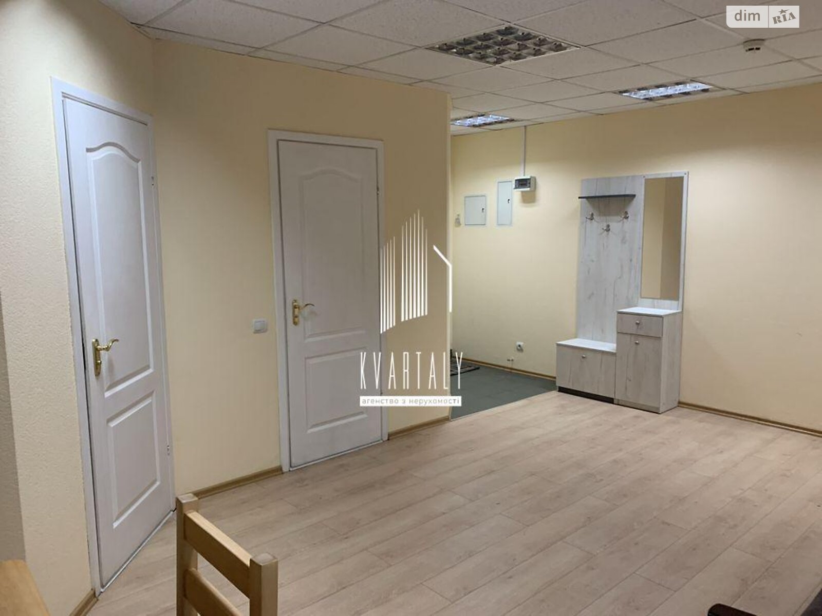 1-Room Apartment on Naberezhno-Khreshchatytska Street, 1st Floor
