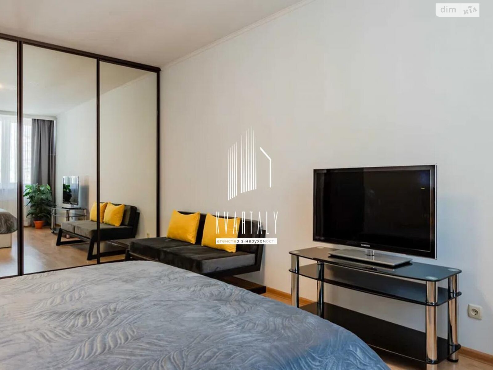 1-bedroom apartment on Anna Akhmatova Street, well-equipped and bright