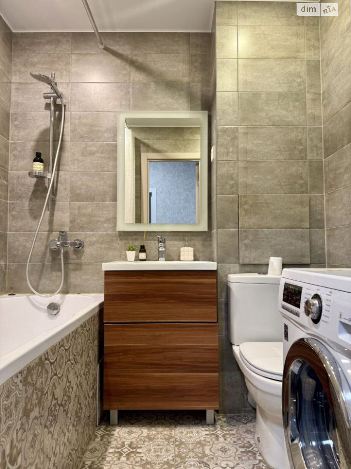 Spacious Apartment with Classic Renovation and Modern Amenities