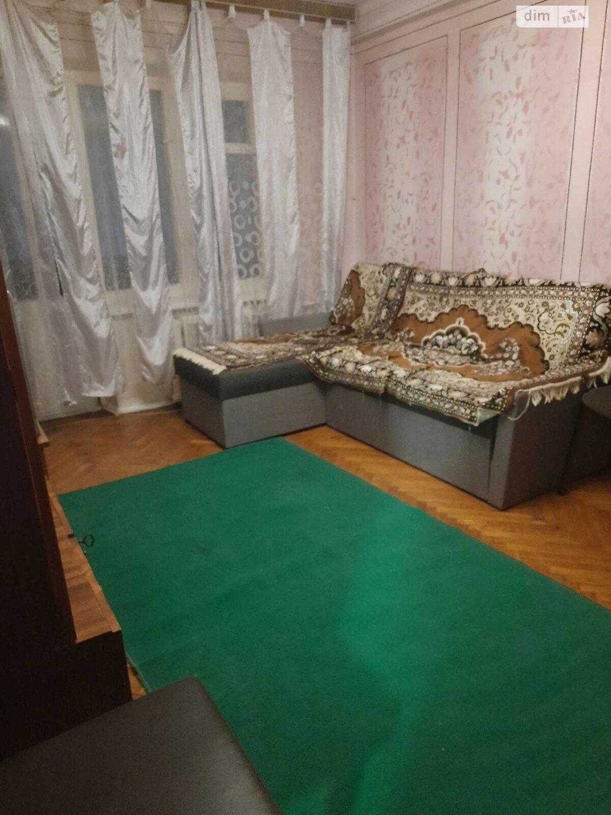 Apartment on Vasylkivska Street with Parquet Floors and Corner Sofa
