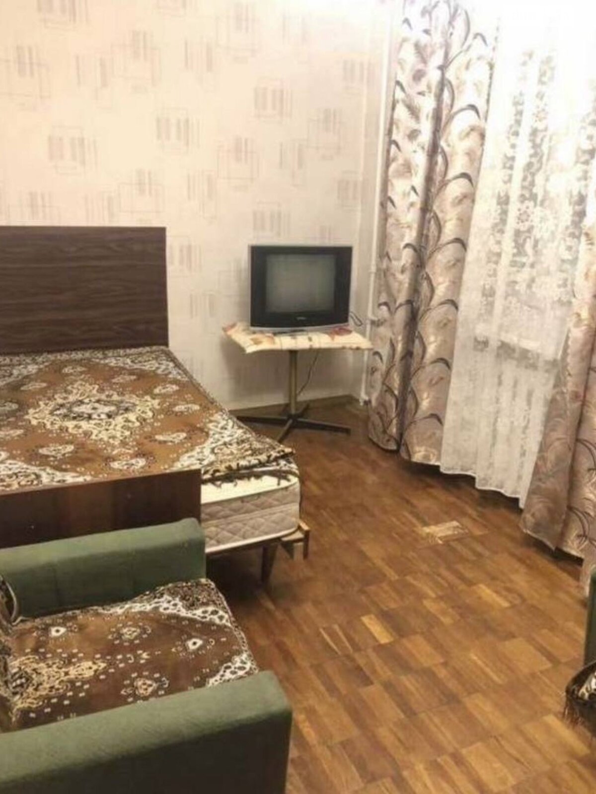2-Room Apartment near University Metro with Balcony