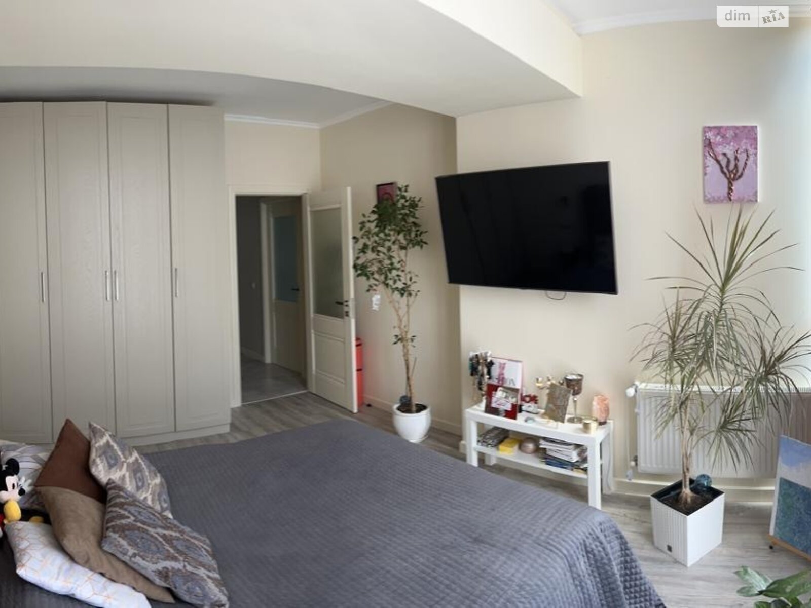Excellent apartment in a new complex near the park with superb renovation