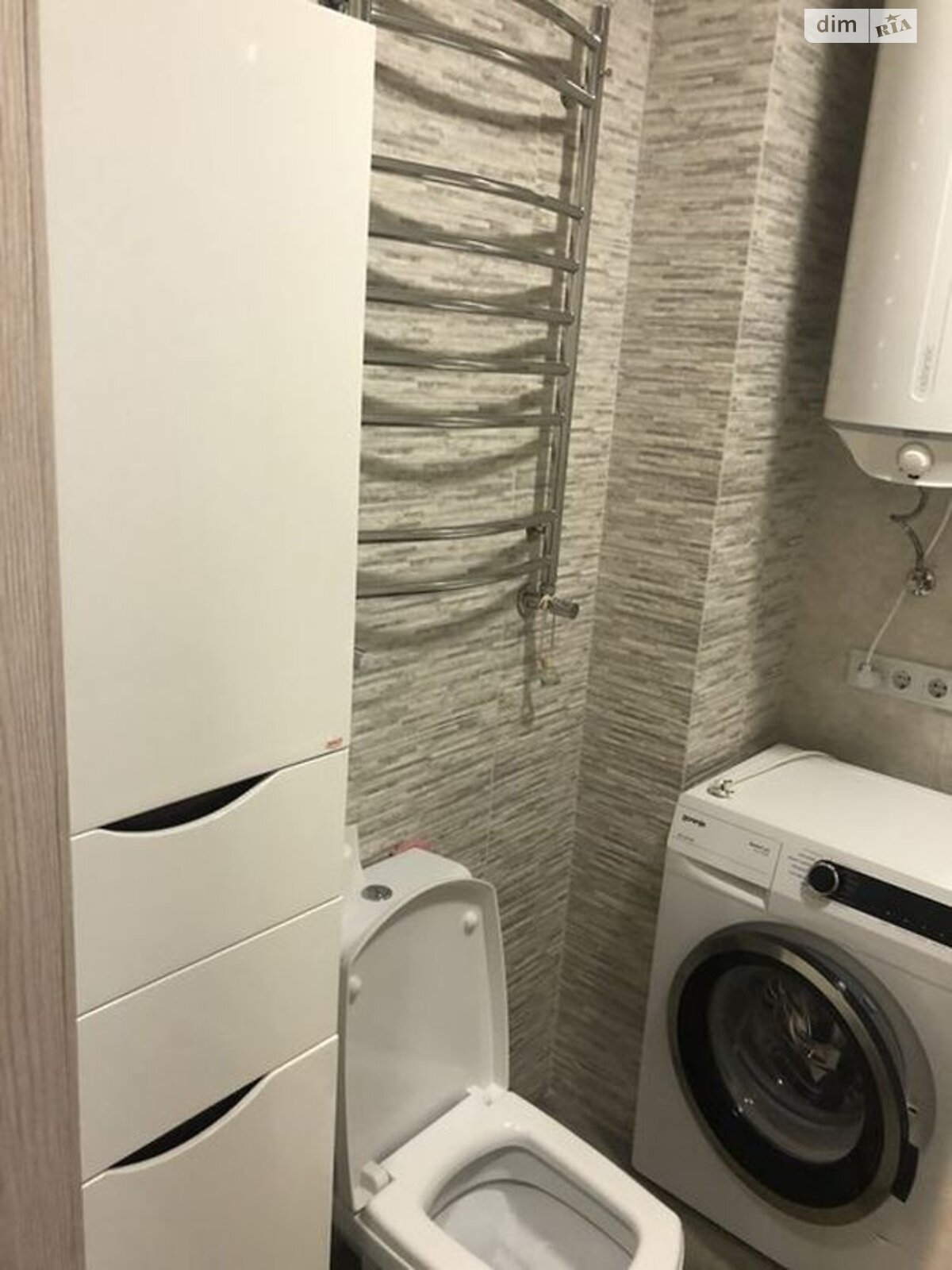 1-Bedroom Apartment in Kyiv on Beresteiskyi Avenue with Modern Renovation