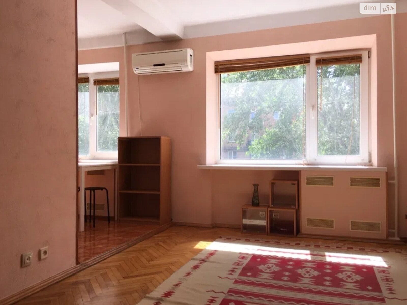 Comfortable Apartment near Kurenivsky Park with Good Transport Access