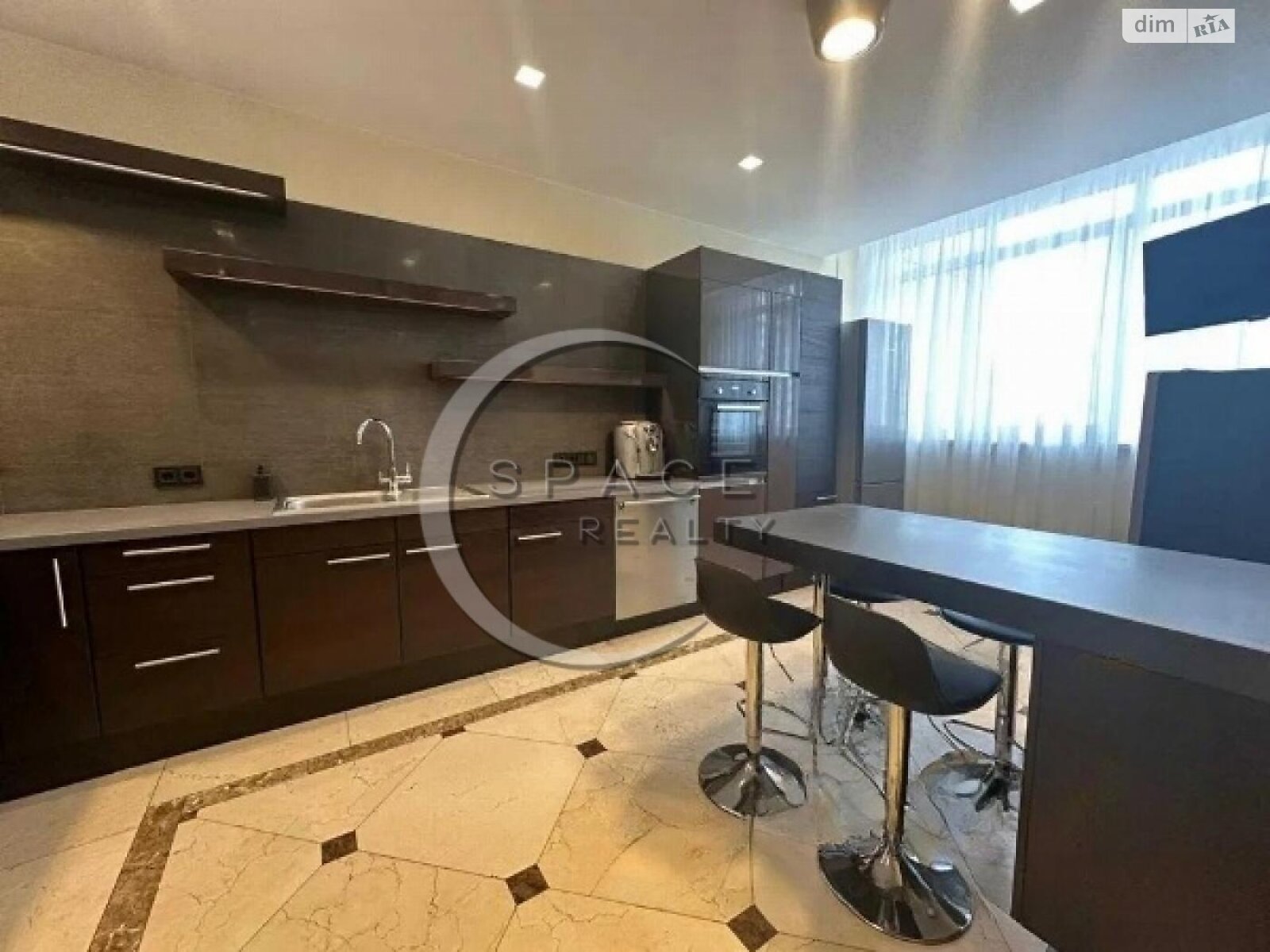 Spacious 3-bedroom apartment in Novopecherskie Lipki residential complex