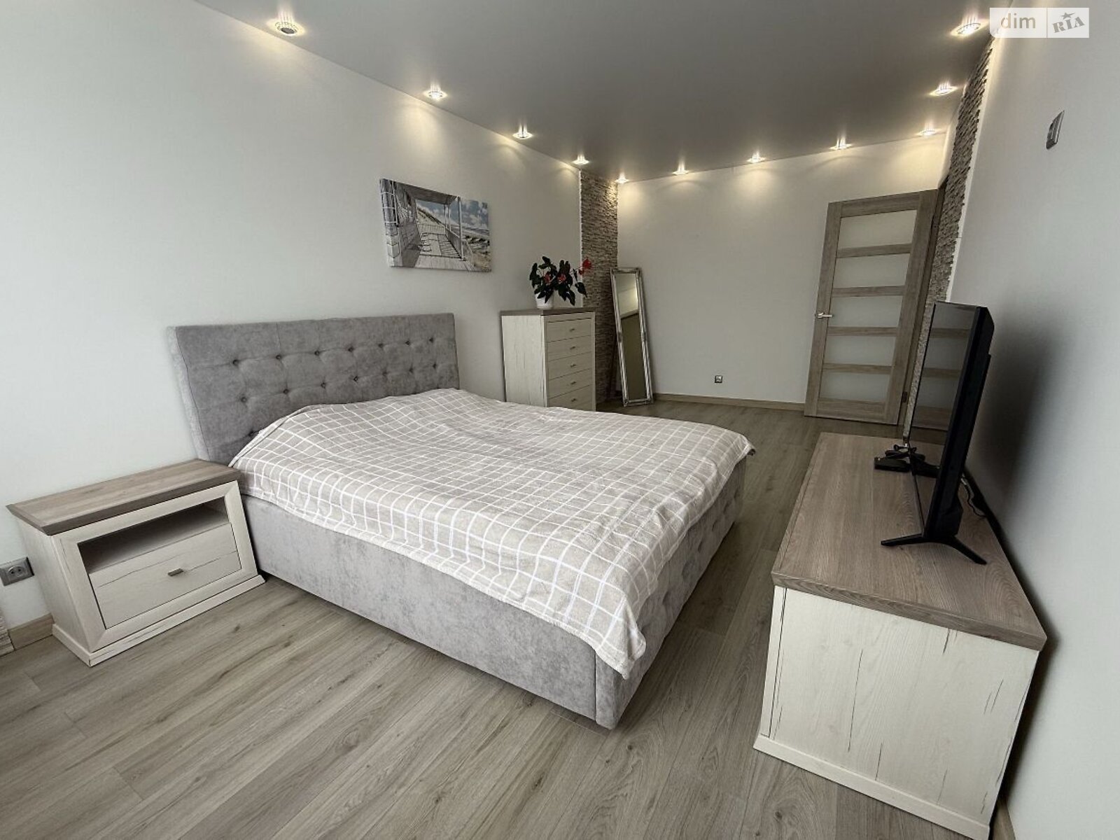 Bright and Spacious One-Bedroom Apartment in Telescope Residential Complex
