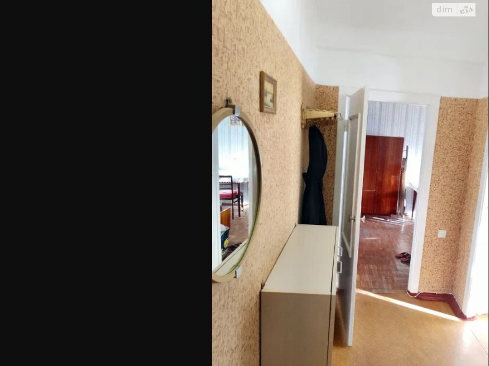 2-Room Apartment near Darnytsia Metro with Balcony