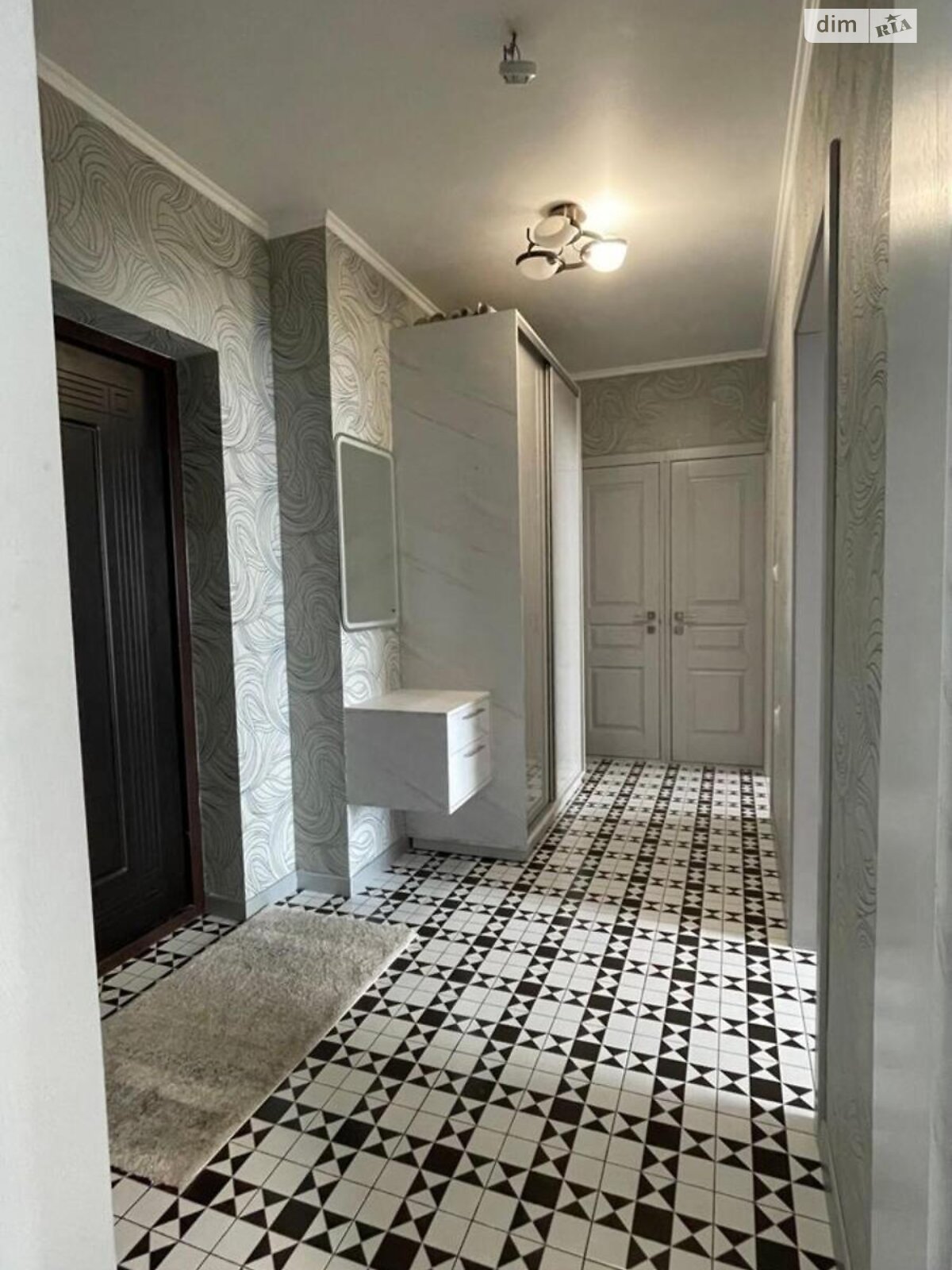 Renovated Apartment with Modern Amenities and Comfortable Design
