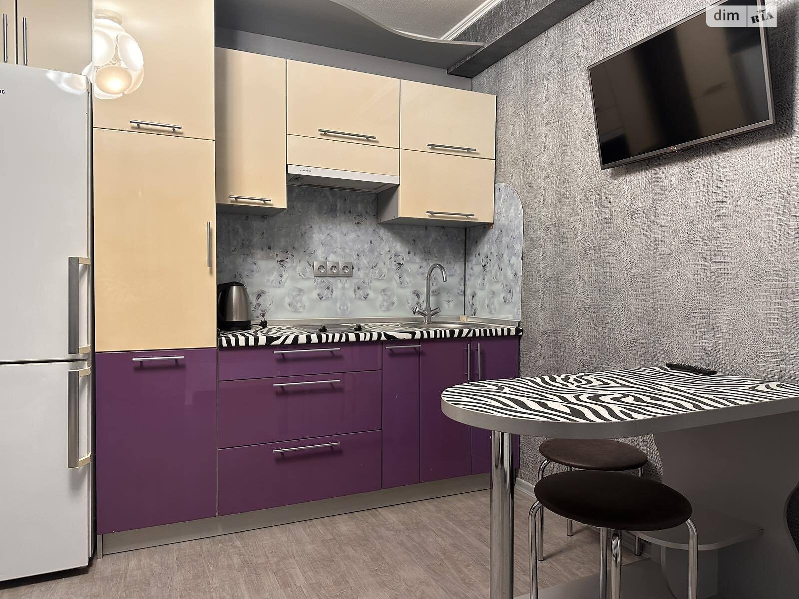 Two-room apartment in Dnipro, right bank, Alexander Pol Avenue