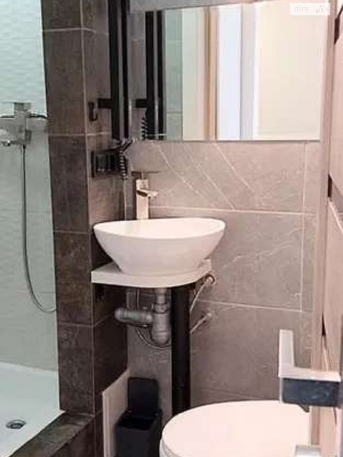 One-bedroom apartment recently renovated near public transport