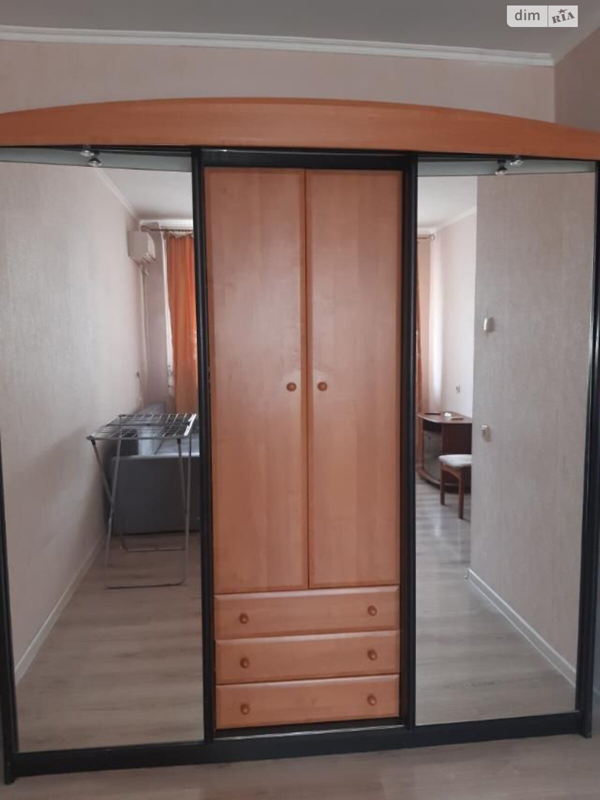 Cozy 1-bedroom apartment near Kyivska Metro Station