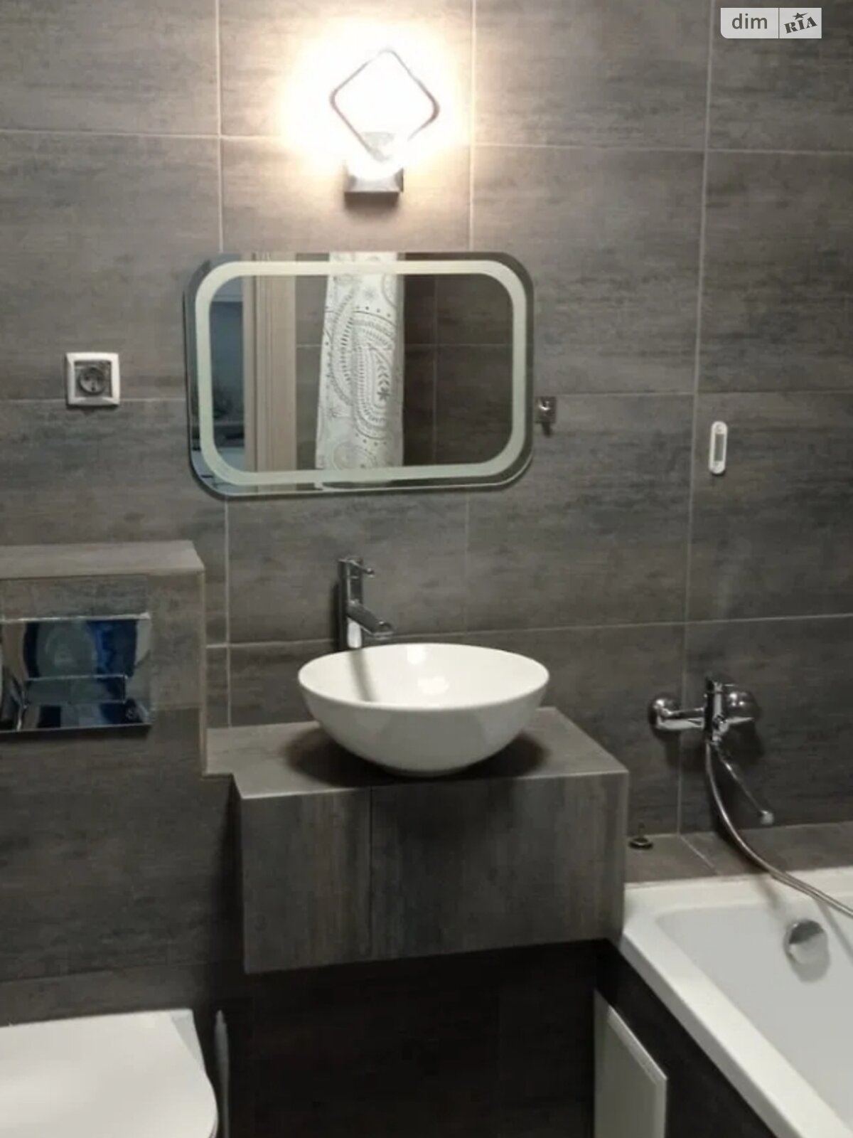 Modern Apartment with Separate Office and Quality Amenities