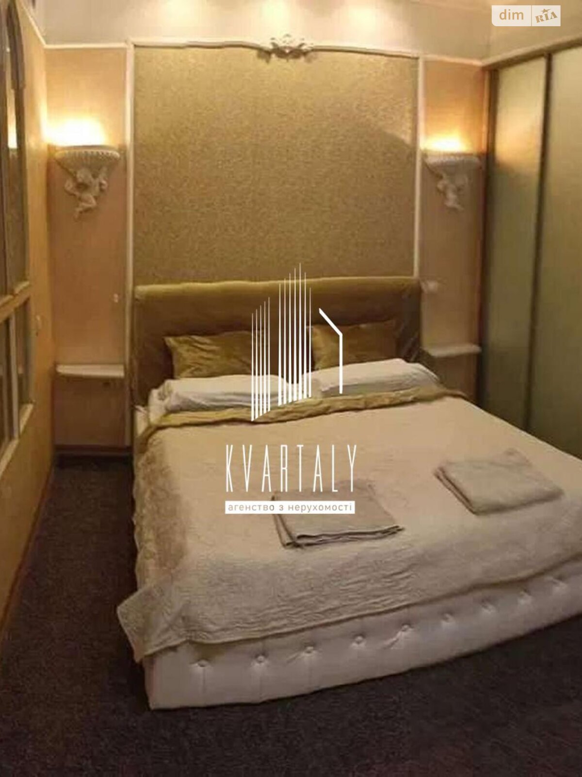 Stylish 2-Room Apartment with Venetian-Inspired Interior in Central Location