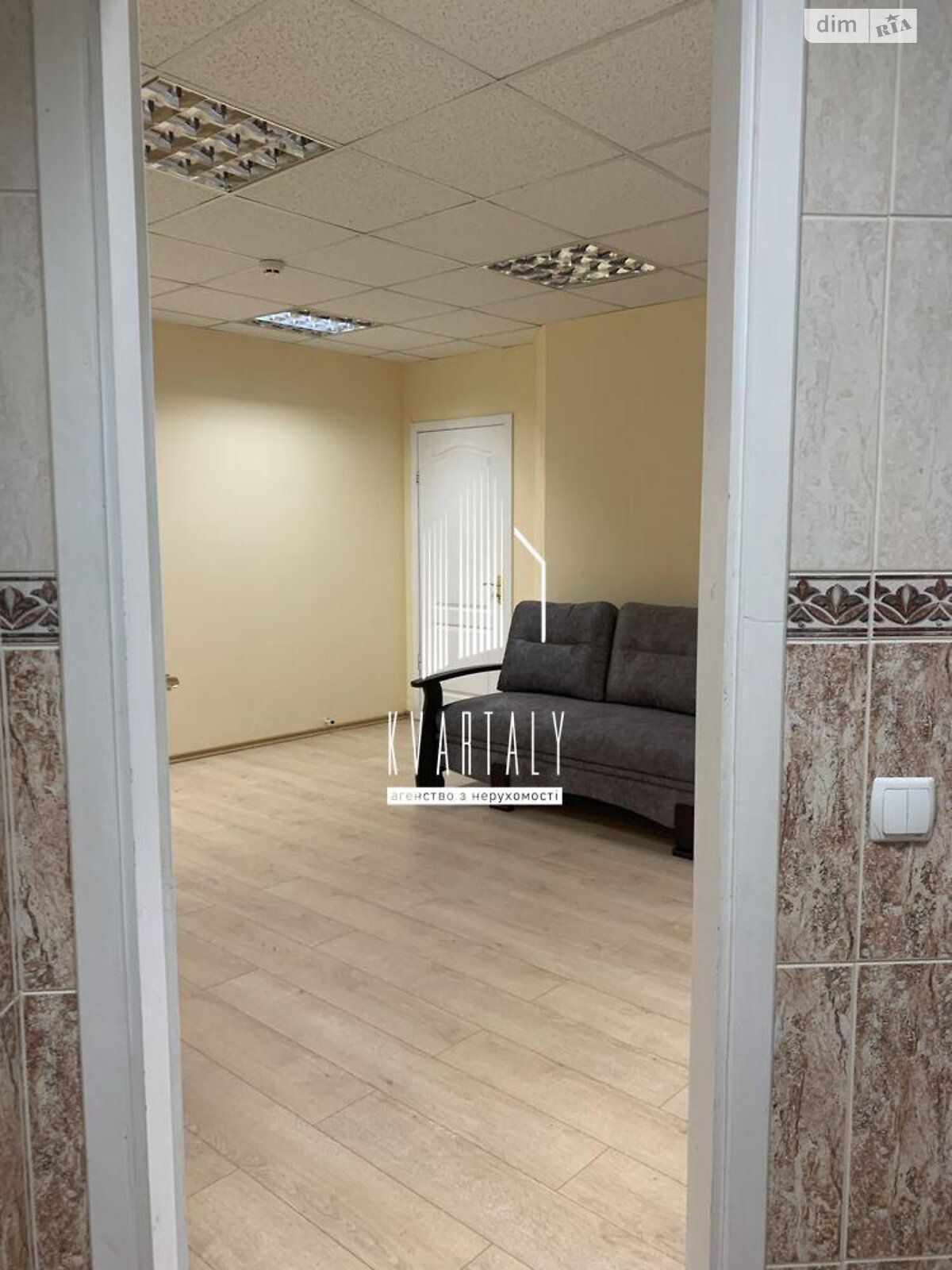 1-Room Apartment on Naberezhno-Khreshchatytska Street, 1st Floor