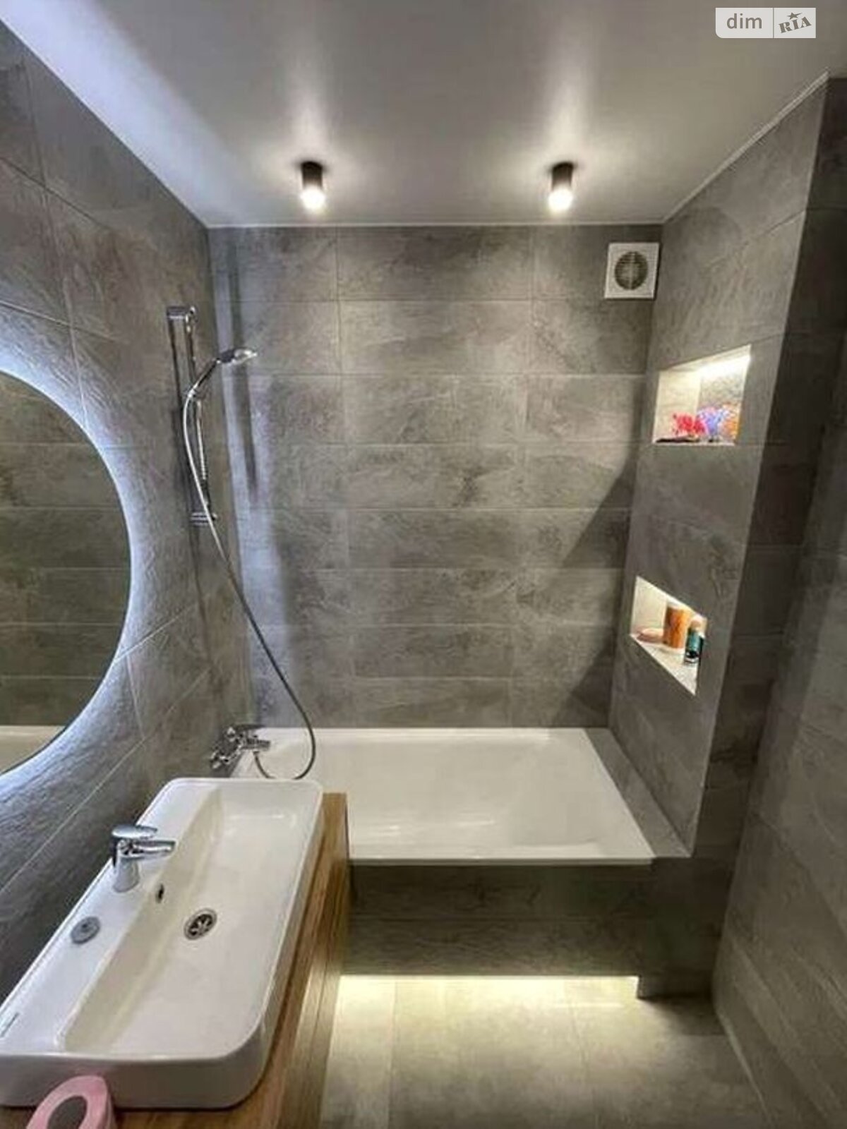 Modern Apartment with Designer Interior and Full Amenities