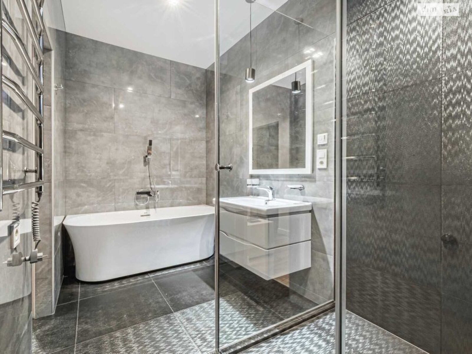 Stylish Two-Room Studio Apartment in Pechersk, Lavska Street