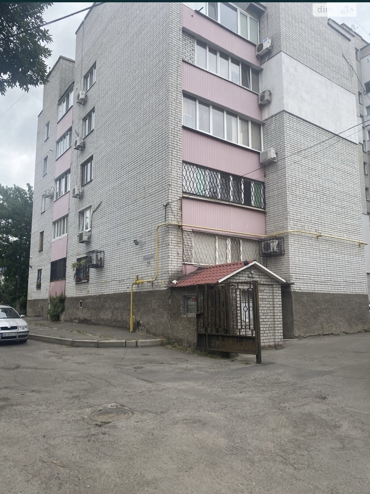 Дүкен орталығына жақын престижді аудандағы 3 бөлмелі пәтер