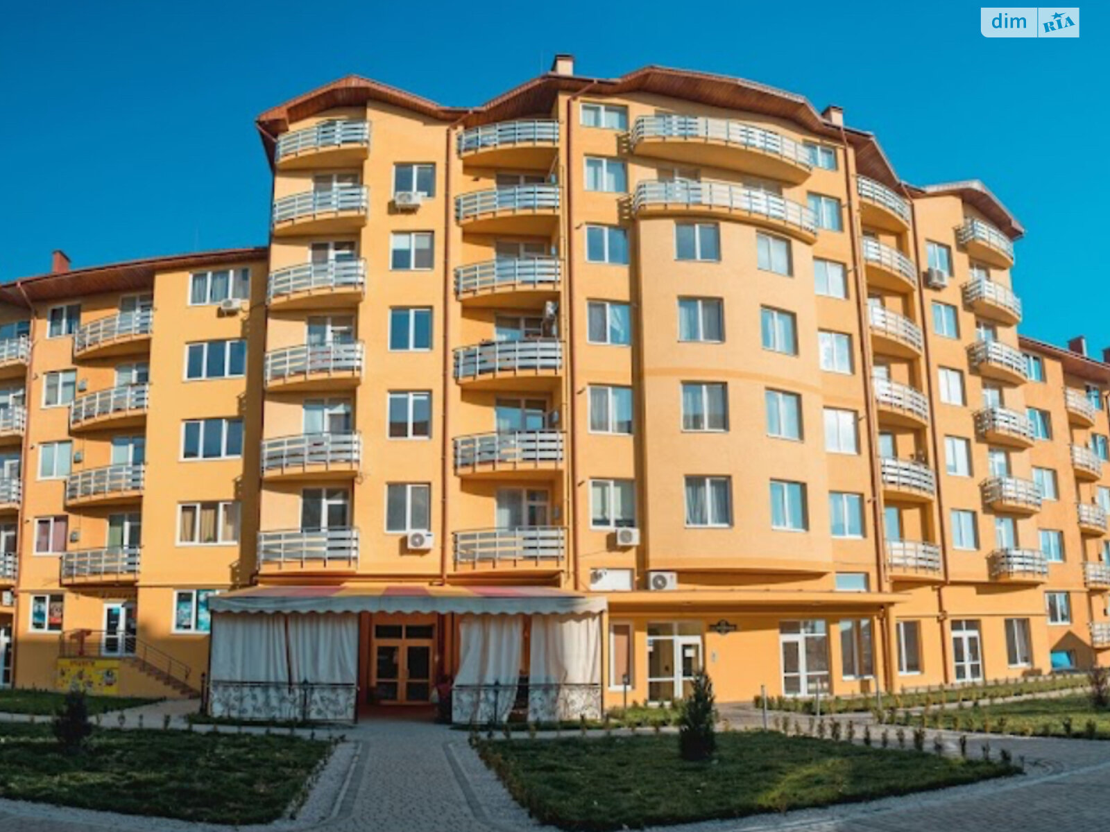 Spacious 3-room apartment in Sakura residential complex with closed yard