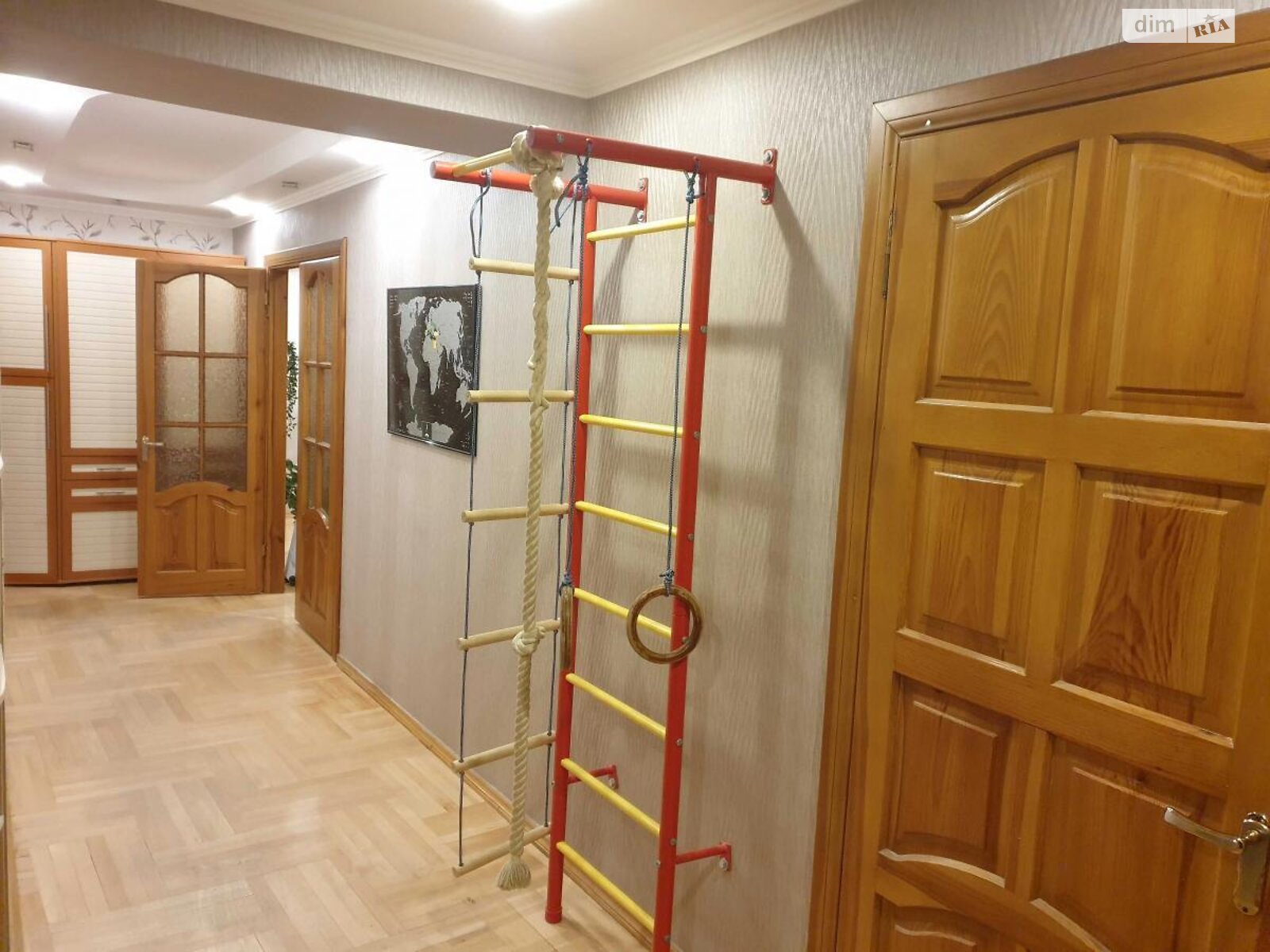 Горелый Гай саябағы маңындағы дизайнерлік жөндеумен 3 бөлмелі пәтер