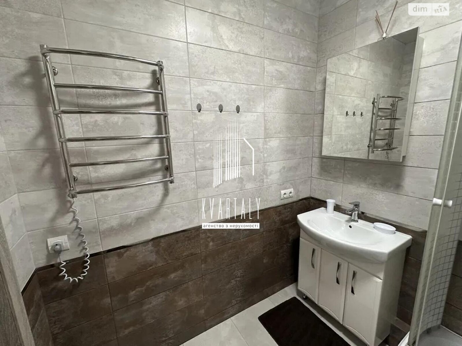 1-Bedroom Apartment in Kakhovska 62, Comfortable Modern Living